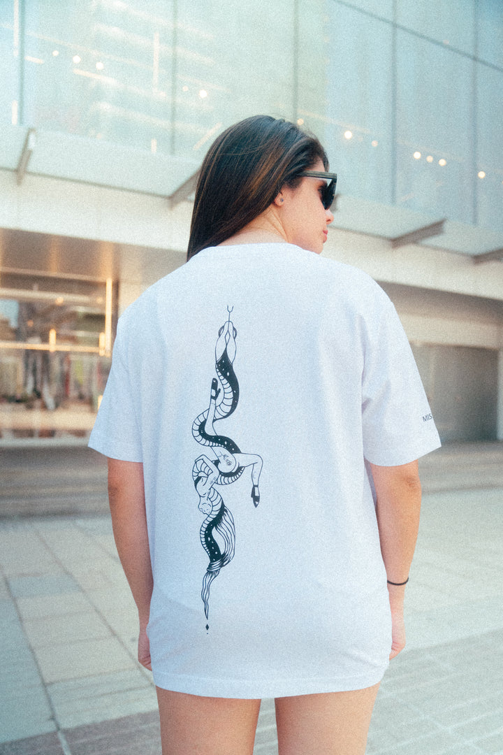 Camiseta oversized blanca mujer con serpiente