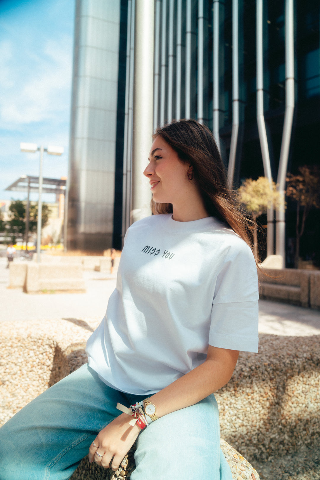 Camiseta oversized blanca manos con tatuajes