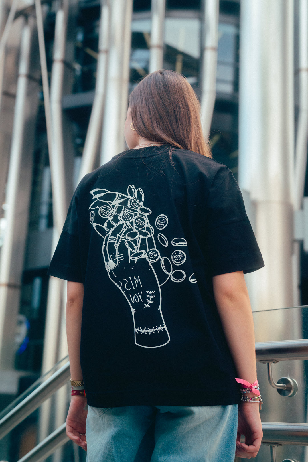 Camiseta negra oversized manos con tatuajes