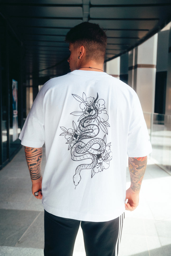 Camiseta oversized blanca serpiente con flores