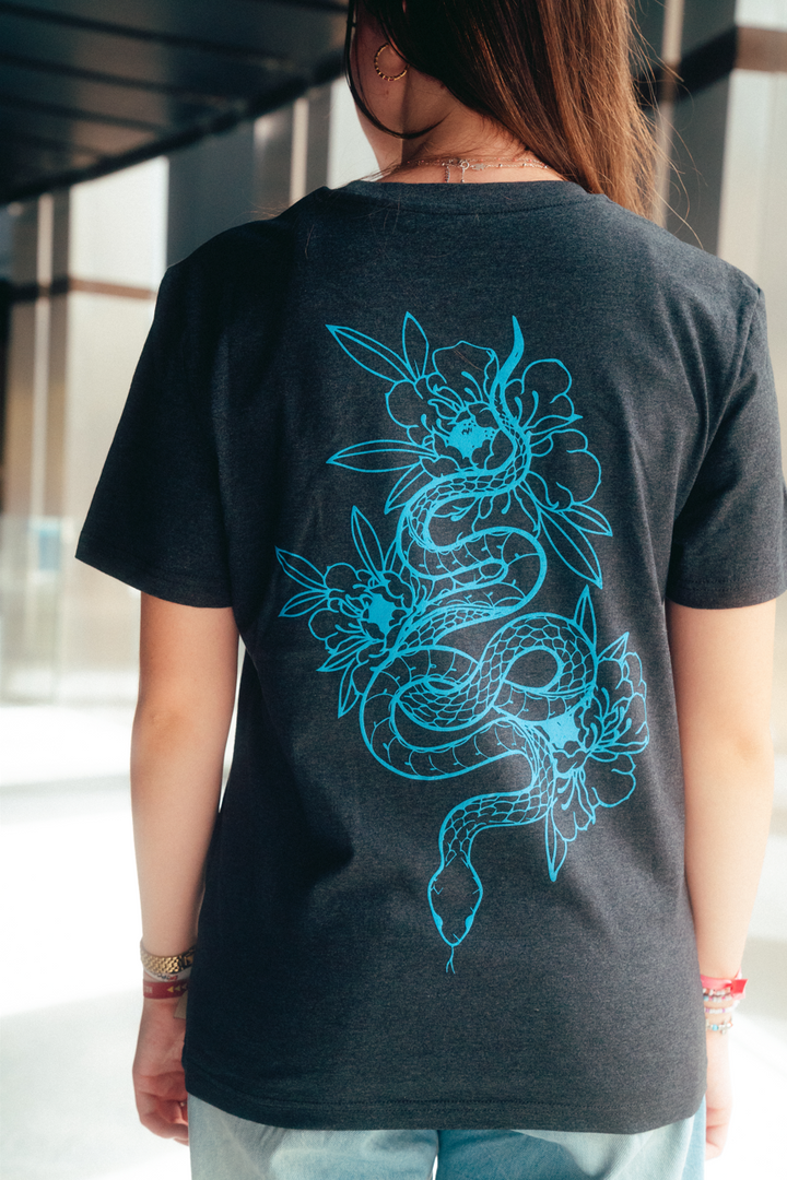 Camiseta negra jaspeada serpiente con flores